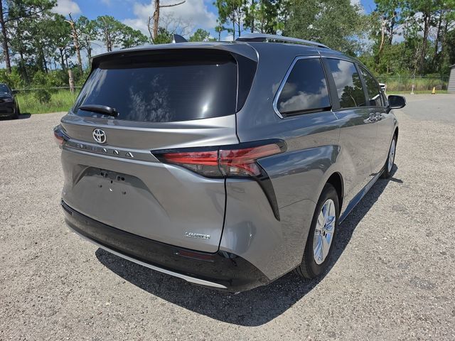 Used 2026 Toyota Sienna Limited FWD image 4