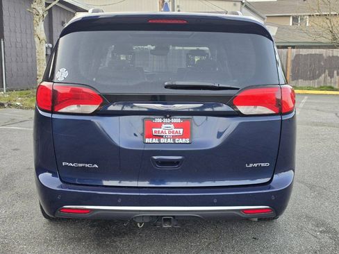 Used 2017 Chrysler Pacifica Limited w/ UConnect Theater Package FWD image 6