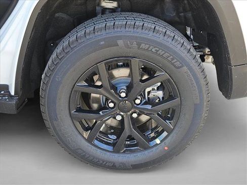 New 2025 Jeep Grand Cherokee Altitude image 10