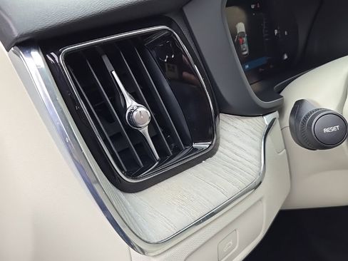 Certified 2023 Volvo XC60 B5 Plus w/ Climate Package image 18