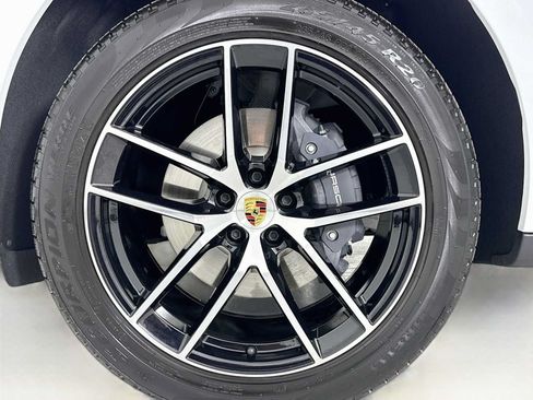 Certified 2026 Porsche Macan AWD/4WD image 32