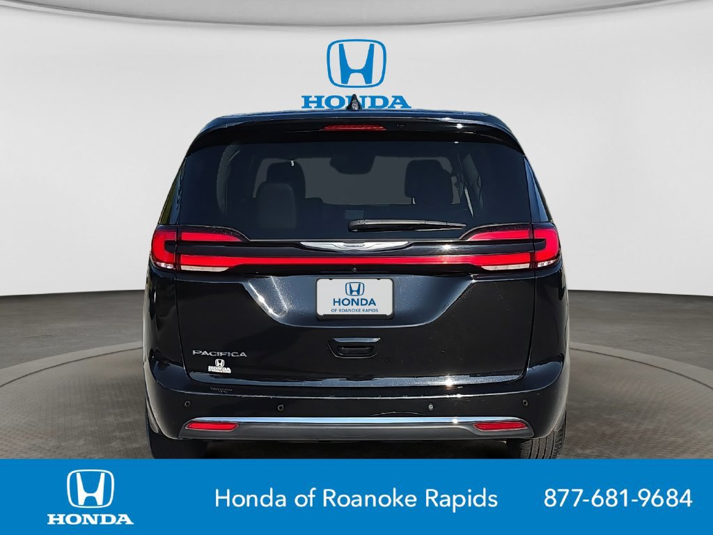 Used 2024 Chrysler Pacifica Touring-L FWD image 4