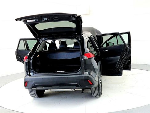 Used 2022 Toyota Corolla Cross XLE image 11