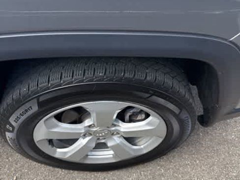 Used 2018 Jeep Compass Latitude w/ Cold Weather Group AWD/4WD image 4