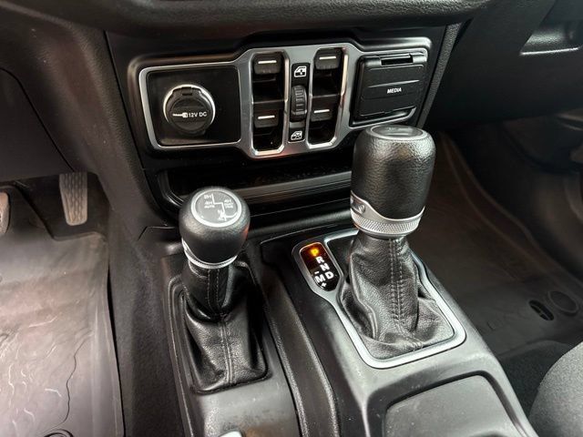 Used 2024 Jeep Wrangler Unlimited w/ Convenience Group AWD/4WD image 9