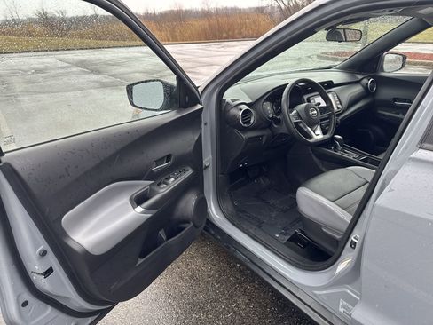 Used 2023 Nissan Kicks SR w/ SR Premium Package FWD image 9