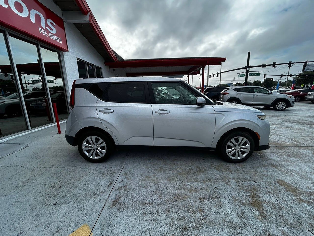 Used 2020 Kia Soul LX FWD image 2