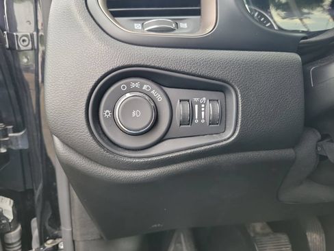Used 2023 Jeep Renegade Latitude AWD/4WD image 27