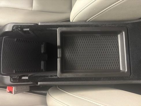 Used 2021 Cadillac XT4 Luxury w/ Cold Weather Package FWD image 28