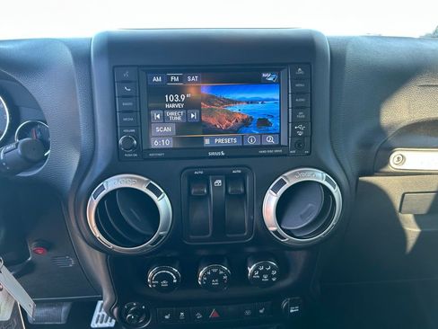 Used 2018 Jeep Wrangler Rubicon w/ Connectivity Group image 22