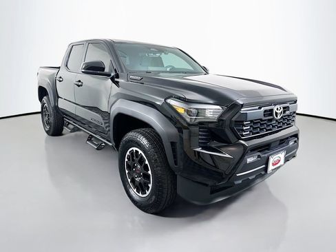 Certified 2025 Toyota Tacoma TRD Off-Road AWD/4WD image 3