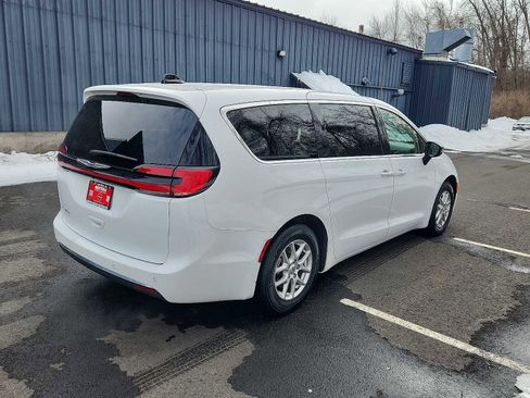 Used 2024 Chrysler Pacifica Touring-L image 4