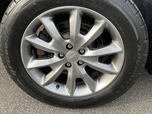 Used 2018 Jeep Cherokee Limited AWD/4WD image 5