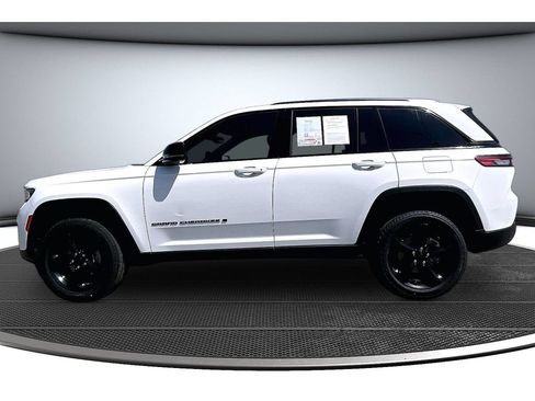 Certified 2023 Jeep Grand Cherokee Altitude AWD/4WD image 17