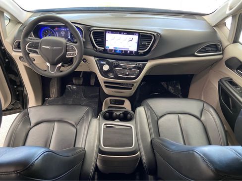 Used 2023 Chrysler Pacifica Touring-L image 19