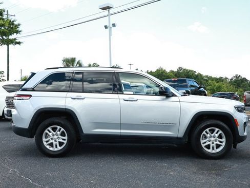 Used 2023 Jeep Grand Cherokee Laredo RWD image 4
