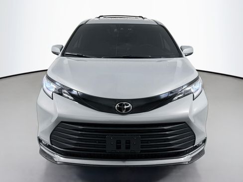Used 2026 Toyota Sienna XLE Woodland Edition AWD/4WD image 2