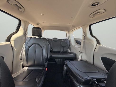 Used 2023 Chrysler Pacifica Touring-L FWD image 32
