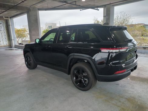 New 2025 Jeep Grand Cherokee Limited w/ Luxury Tech Group II image 7