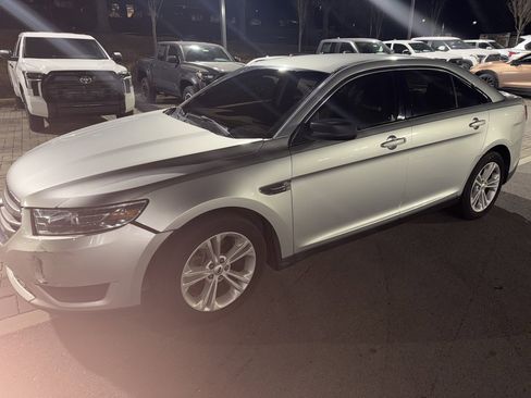 Used 2018 Ford Taurus SE image 1