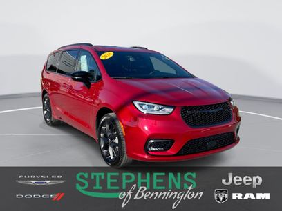 Used 2024 Chrysler Pacifica Limited w/ Uconnect Theater Family Group