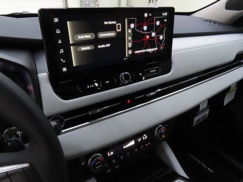 New 2025 Mitsubishi Outlander SE image 16