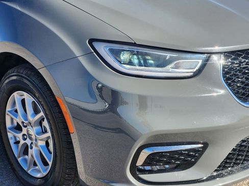 Used 2023 Chrysler Pacifica Touring-L FWD image 9