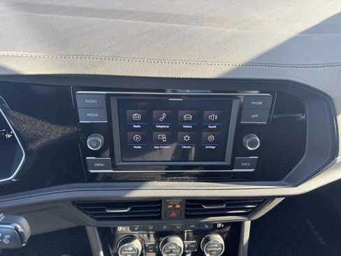 Used 2024 Volkswagen Jetta SE w/ Panoramic Sunroof Package image 17