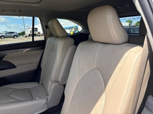 Used 2022 Toyota Highlander Platinum AWD/4WD image 22