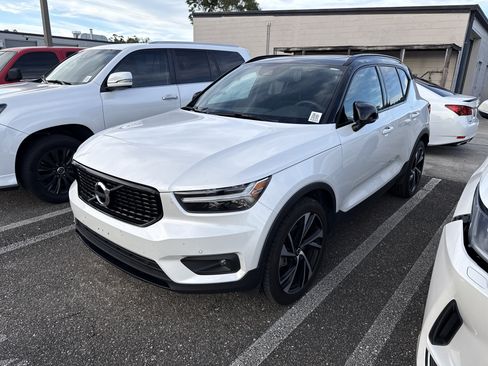 Used 2021 Volvo XC40 T4 R-Design w/ Climate Package FWD image 2