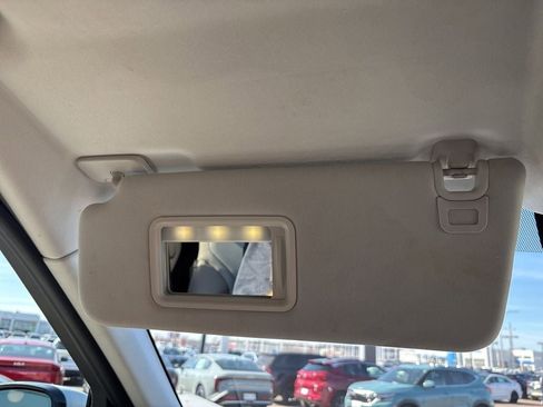 Used 2018 Land Rover Discovery HSE image 16