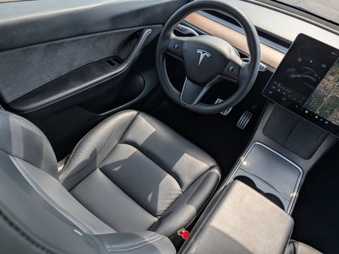Used 2022 Tesla Model Y Performance AWD/4WD image 9