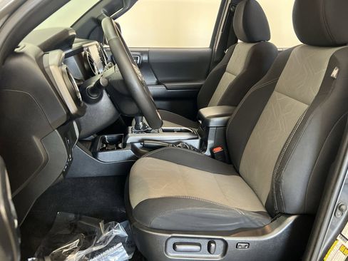Used 2020 Toyota Tacoma TRD Off-Road w/ Technology Package AWD/4WD image 12