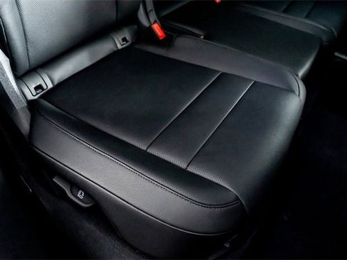 Used 2025 Porsche Cayenne image 17