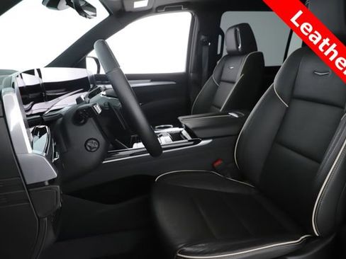 Used 2025 Cadillac Escalade ESV Sport w/ Touring Package image 17