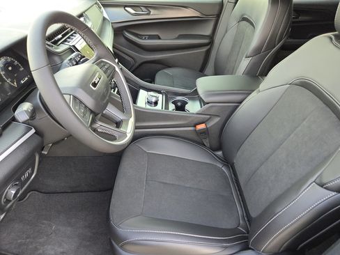 New 2025 Jeep Grand Cherokee 4WD image 9