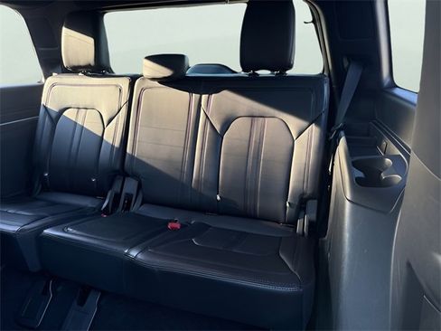 Used 2021 Ford Expedition Limited image 11