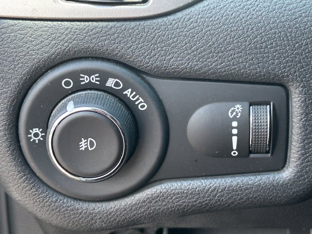 Used 2019 Jeep Cherokee Latitude w/ Popular Appearance Group AWD/4WD image 22