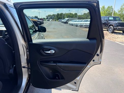 Used 2014 Jeep Cherokee Latitude w/ Comfort/Convenience Group AWD/4WD image 51