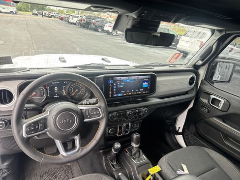 Used 2024 Jeep Wrangler Unlimited Sahara w/ Technology Group AWD/4WD image 14