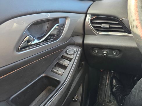 Used 2020 Chevrolet Traverse LT image 17