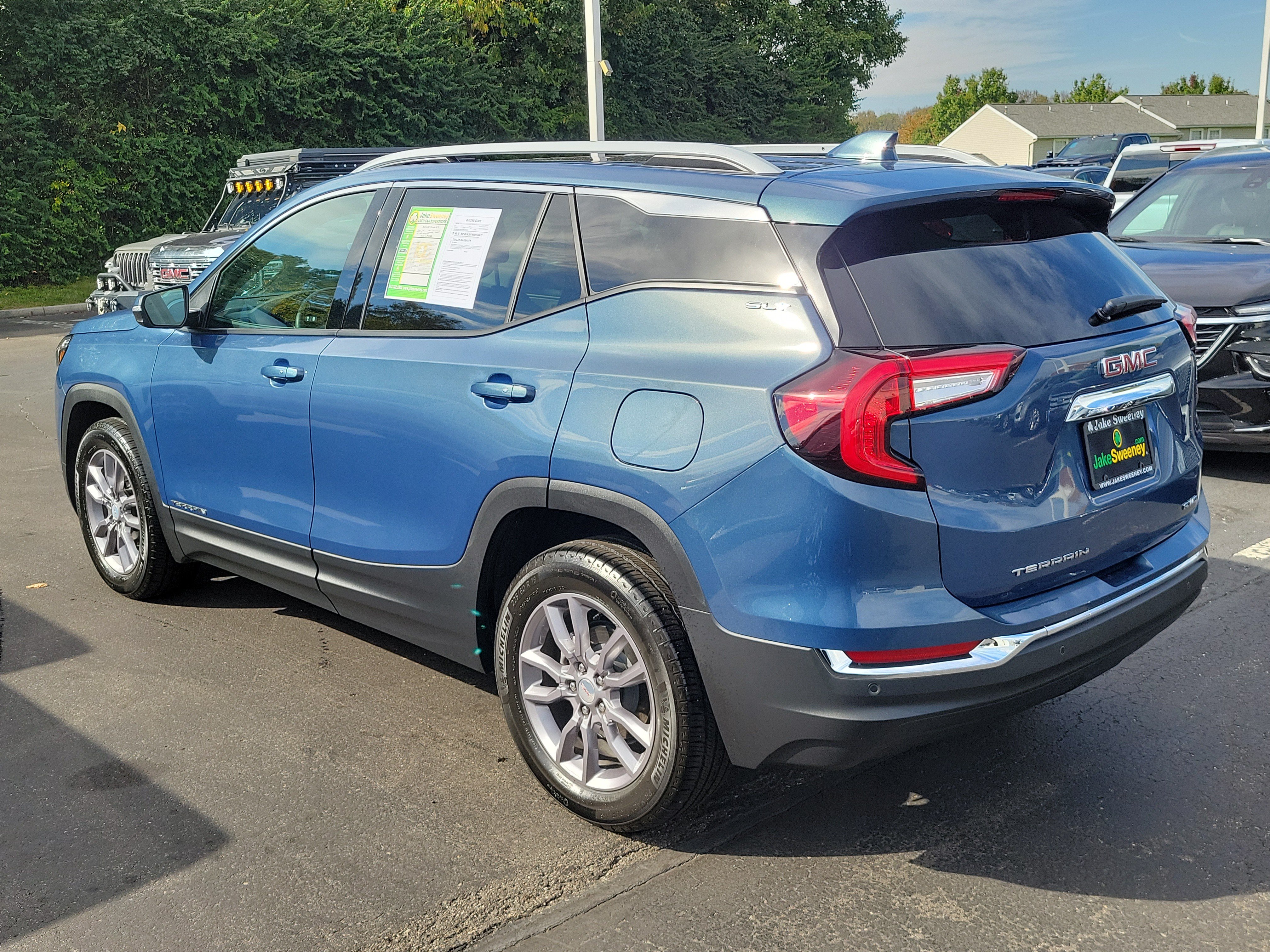 Used 2024 GMC Terrain SLT AWD/4WD image 3
