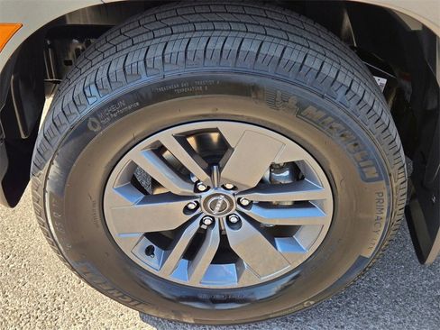 Used 2025 Nissan Frontier SV w/ Tow Package image 11