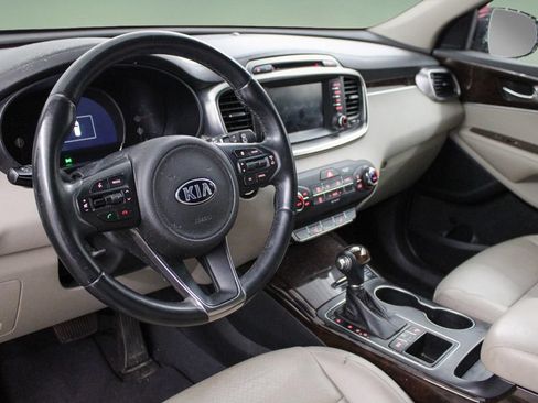 Used 2017 Kia Sorento EX w/ EX V6 Premium Package FWD image 2