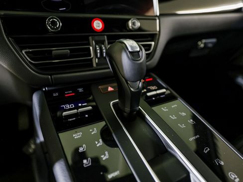 Certified 2025 Porsche Macan image 20