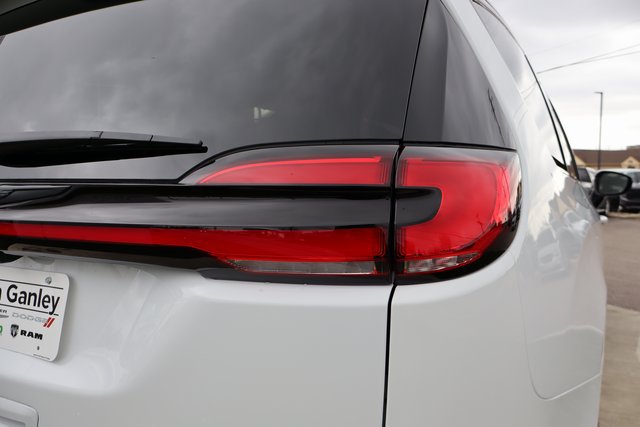 New 2026 Chrysler Pacifica Select AWD/4WD image 35