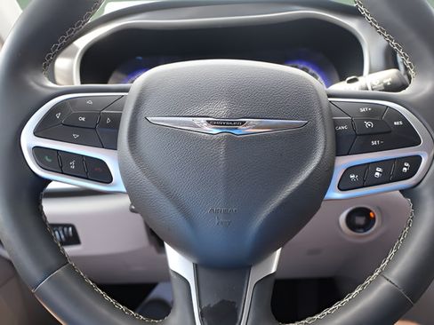 Used 2023 Chrysler Pacifica Touring-L FWD image 14