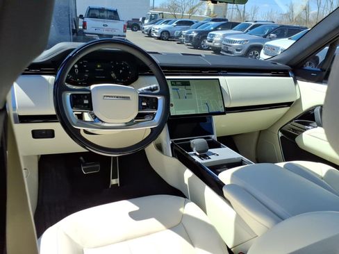 Used 2025 Land Rover Range Rover SE image 13