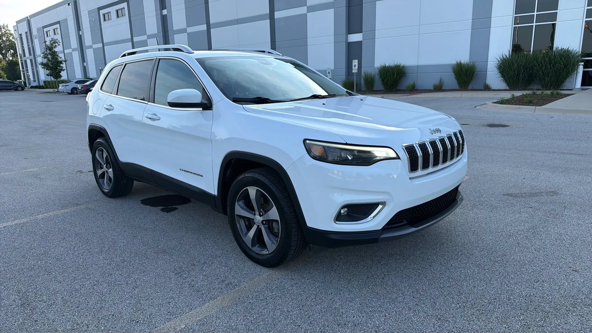 Used 2019 Jeep Cherokee Limited AWD/4WD image 3