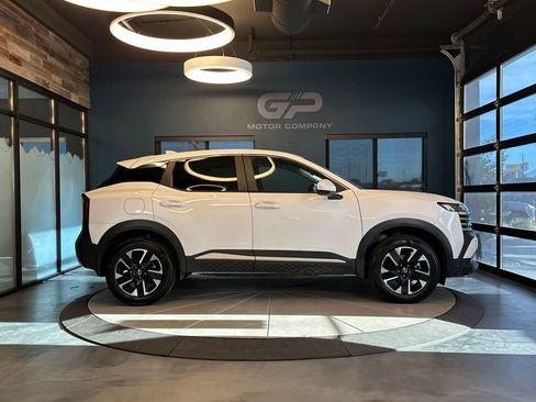 Used 2025 Nissan Kicks SV AWD/4WD image 2